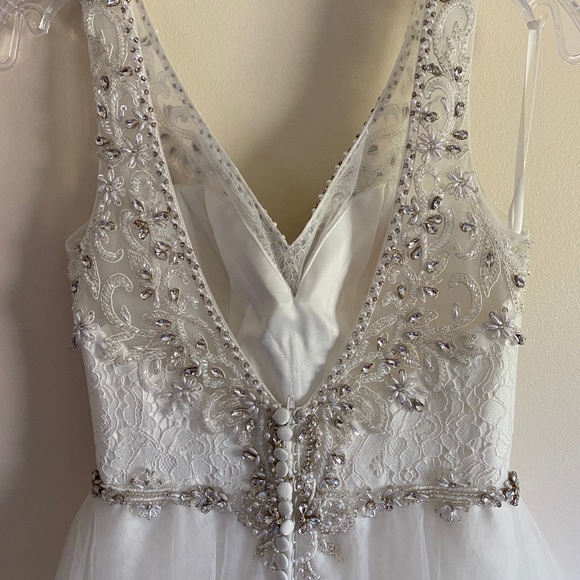 Gorgeous wedding dress! - Picture 3 of 8